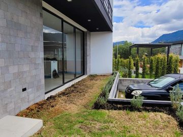 VENTA CASA 3 DORMITORIOS 184 m² conjunto privado, Alta vista de Nayón.