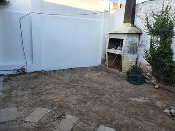 Cómodo PH de 2 dormitorios con patio APTO CRÉDITO - Barrio Jardín