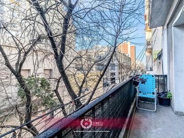 Venta departamento tipo PH piso 3 ambientes 94M² a reciclar en Balvanera balcón frente apto crédito