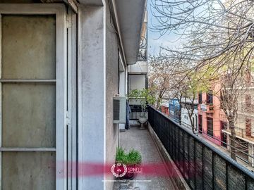 Venta departamento tipo PH piso 3 ambientes 94M² a reciclar en Balvanera balcón frente apto crédito