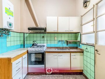Venta departamento tipo PH piso 3 ambientes 94M² a reciclar en Balvanera balcón frente apto crédito