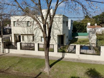 VENTA - APTA CRÉDITO.  Casa Moderna 3 dorm, piscina - Los Troncos, Funes