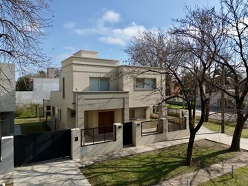 VENTA - APTA CRÉDITO.  Casa Moderna 3 dorm, piscina - Los Troncos, Funes