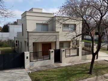 VENTA - APTA CRÉDITO.  Casa Moderna 3 dorm, piscina - Los Troncos, Funes