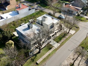 VENTA - APTA CRÉDITO.  Casa Moderna 3 dorm, piscina - Los Troncos, Funes