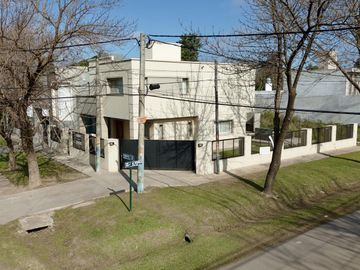 VENTA - APTA CRÉDITO.  Casa Moderna 3 dorm, piscina - Los Troncos, Funes