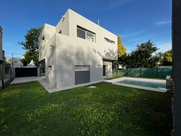 VENTA - APTA CRÉDITO.  Casa Moderna 3 dorm, piscina - Los Troncos, Funes