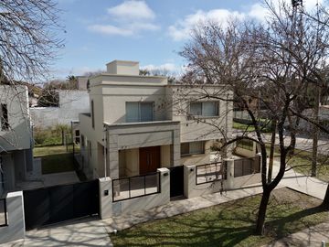 VENTA - APTA CRÉDITO.  Casa Moderna 3 dorm, piscina - Los Troncos, Funes