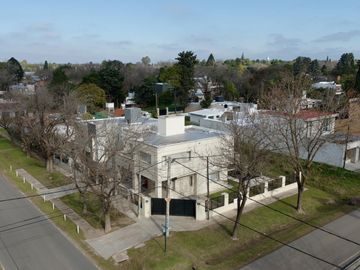 VENTA - APTA CRÉDITO.  Casa Moderna 3 dorm, piscina - Los Troncos, Funes