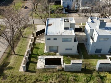 VENTA - APTA CRÉDITO.  Casa Moderna 3 dorm, piscina - Los Troncos, Funes