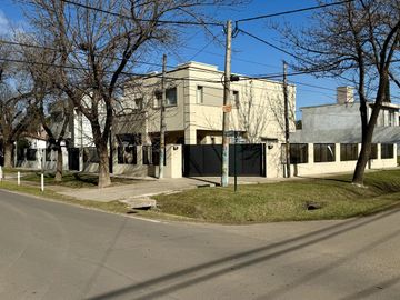 VENTA - APTA CRÉDITO.  Casa Moderna 3 dorm, piscina - Los Troncos, Funes