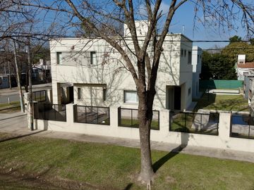 VENTA - APTA CRÉDITO.  Casa Moderna 3 dorm, piscina - Los Troncos, Funes