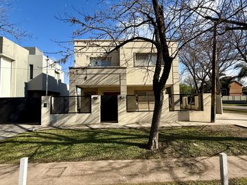 VENTA - APTA CRÉDITO.  Casa Moderna 3 dorm, piscina - Los Troncos, Funes