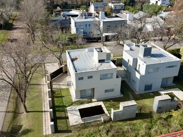 VENTA - APTA CRÉDITO.  Casa Moderna 3 dorm, piscina - Los Troncos, Funes