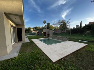 VENTA - APTA CRÉDITO.  Casa Moderna 3 dorm, piscina - Los Troncos, Funes
