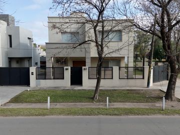 VENTA - APTA CRÉDITO.  Casa Moderna 3 dorm, piscina - Los Troncos, Funes