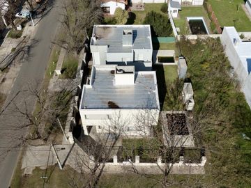 VENTA - APTA CRÉDITO.  Casa Moderna 3 dorm, piscina - Los Troncos, Funes
