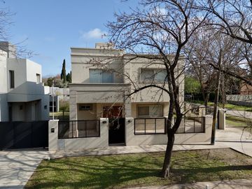 VENTA - APTA CRÉDITO.  Casa Moderna 3 dorm, piscina - Los Troncos, Funes