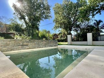 VENTA - APTA CRÉDITO.  Casa Moderna 3 dorm, piscina - Los Troncos, Funes