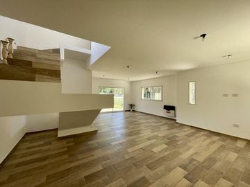 VENTA - APTA CRÉDITO.  Casa Moderna 3 dorm, piscina - Los Troncos, Funes
