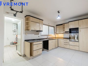 Guayaquil al 400 Departamento de 4 ambientes en venta en Caballito, con balcon, cochera y 2 baños