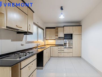 Guayaquil al 400 Departamento de 4 ambientes en venta en Caballito, con balcon, cochera y 2 baños