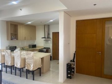 3 Bedroom Penthouse Unit For Sale in Woodridge Tagaytay Highlands.