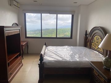 3 Bedroom Penthouse Unit For Sale in Woodridge Tagaytay Highlands.