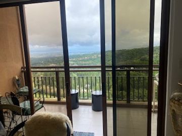 3 Bedroom Penthouse Unit For Sale in Woodridge Tagaytay Highlands.