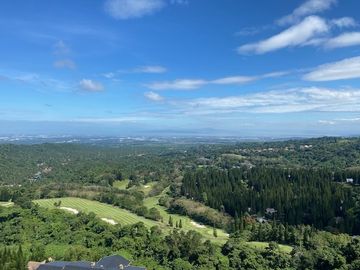 3 Bedroom Penthouse Unit For Sale in Woodridge Tagaytay Highlands.