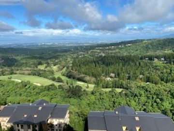 3 Bedroom Penthouse Unit For Sale in Woodridge Tagaytay Highlands.