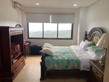 3 Bedroom Penthouse Unit For Sale in Woodridge Tagaytay Highlands.
