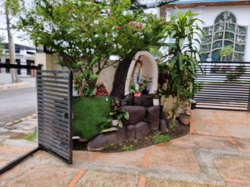 5 BEDROOM 2 STOREY ZEN DESIGN HOUSE IN A CORNER LOT