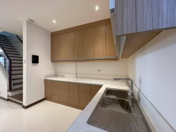 Live Grand in This Stunning 3-Storey Townhouse in Don Antonio Heights QC -Keziah
