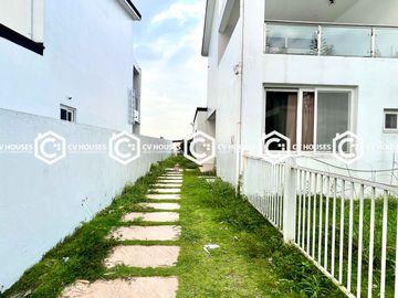 A Scenic View of City & Mt. Arayat: 4 Bedrooms Villa for Sale Located in Clark