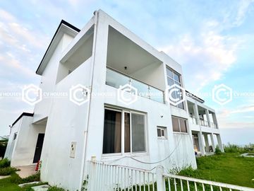 A Scenic View of City & Mt. Arayat: 4 Bedrooms Villa for Sale Located in Clark