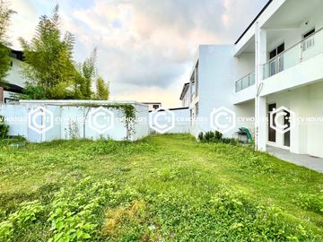 A Scenic View of City & Mt. Arayat: 4 Bedrooms Villa for Sale Located in Clark