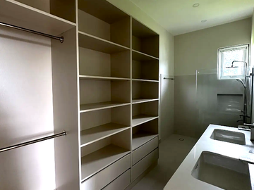 Modern House with Gardens and Pool for Sale in Manila Southwoods, Cavite