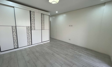 4-Storey Townhouse with 4Br and 2 Parking FOR SALE in Kamuning, Quezon City
