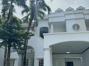 Newly Renovated, Elegant Golf Townhouse for sale in Manila Southwoods