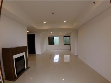 3 Bedroom condominium Unit for Sale in Woodridge Place Tagaytay.