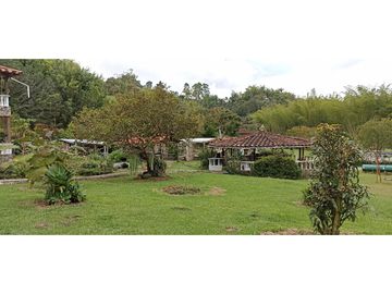 Finca de recreo plana con piscina en El Peñol.