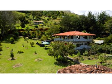 Finca de recreo plana con piscina en El Peñol.