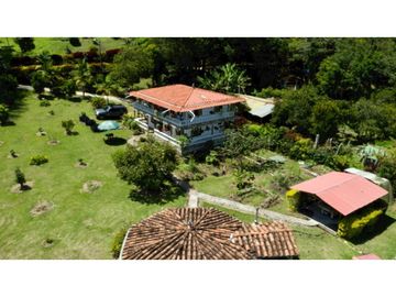 Finca de recreo plana con piscina en El Peñol.