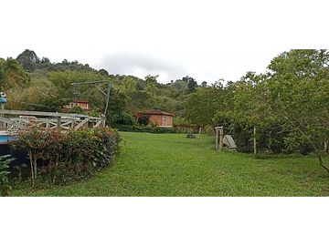 Finca de recreo plana con piscina en El Peñol.