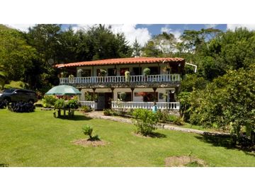 Finca de recreo plana con piscina en El Peñol.