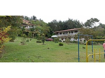 Finca de recreo plana con piscina en El Peñol.