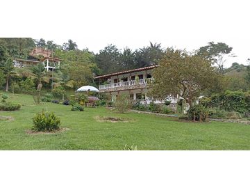 Finca de recreo plana con piscina en El Peñol.