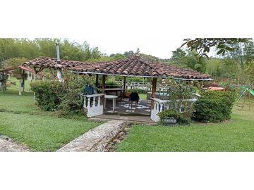 Finca de recreo plana con piscina en El Peñol.