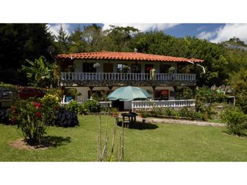 Finca de recreo plana con piscina en El Peñol.